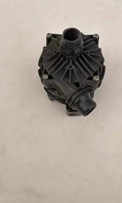 Mercedes-Benz C W205 Water pump A0005004900 8TM01414500