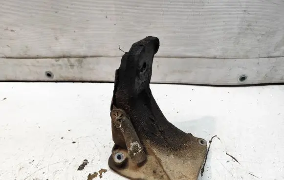 Volkswagen PASSAT B4 Engine mounting bracket