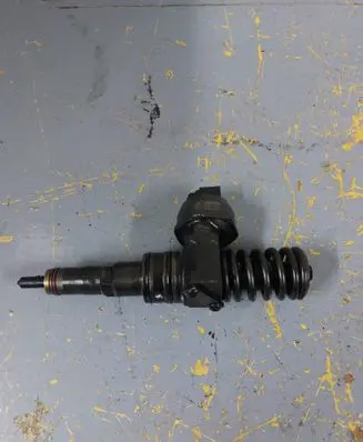 Volkswagen Touran I Fuel injector 0414720215