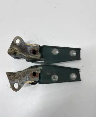 Engine bonnet/hood hinges