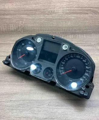 Volkswagen PASSAT B6 Speedometer (instrument cluster) 3C0920853J