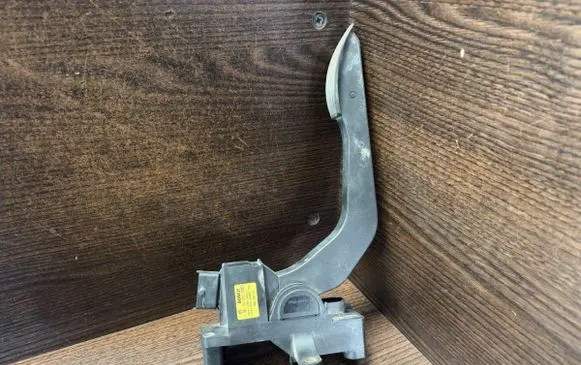 Accelerator throttle pedal