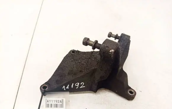 Mitsubishi Grandis Engine mounting bracket 