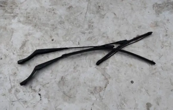 Peugeot 308 Front wiper blade arm 