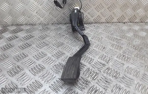 Accelerator throttle pedal
