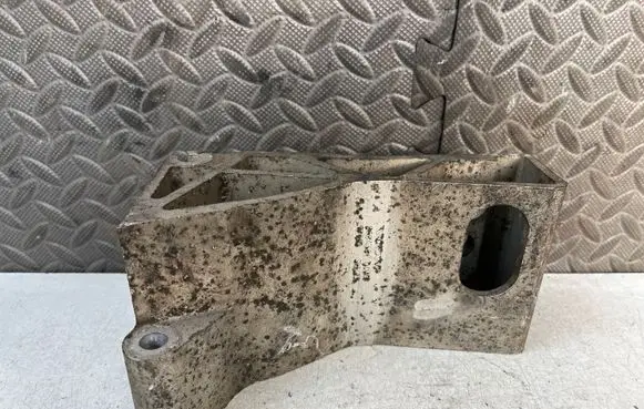 Volvo V70 Engine mounting bracket 8684381