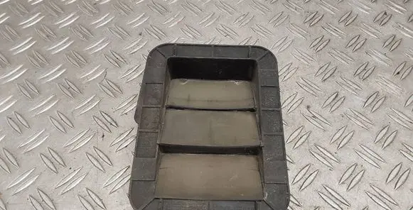Quarter panel pressure vent