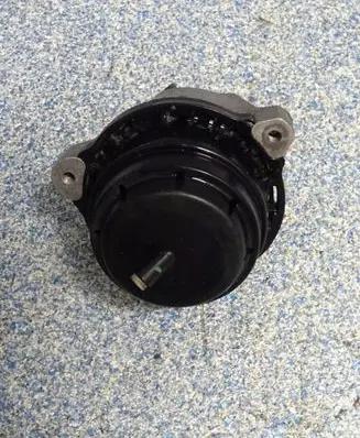 BMW 5 G30 G31 Engine mount bracket 6860477