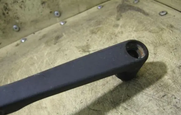 Mitsubishi Pajero Sport I Front wiper blade arm