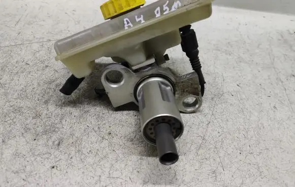 Audi A4 S4 B7 8E 8H Master brake cylinder