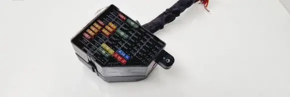 Volkswagen PASSAT B6 Fuse module 3C0880204D