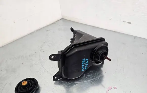 BMW M3 e92 Coolant expansion tank/reservoir 7567462