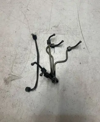 Volvo V70 Fuel injector supply line/pipe