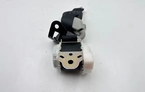 Toyota Yaris Middle seatbelt (rear) H073901