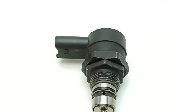 Mercedes-Benz E W211 Fuel pressure regulator A6110780449 0281002494