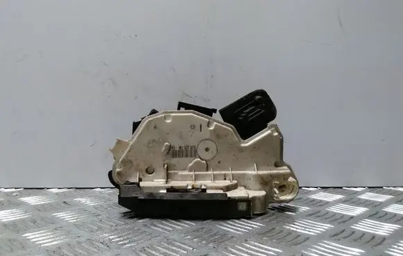 Skoda Yeti (5L) Front door lock 5K1837015B