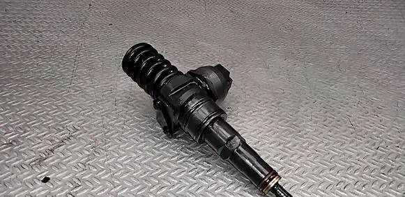 Volkswagen Golf IV Fuel injector 038130073AG