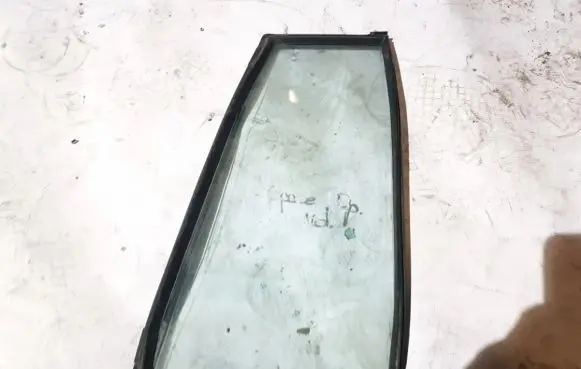 Mitsubishi Pajero Rear vent window glass 