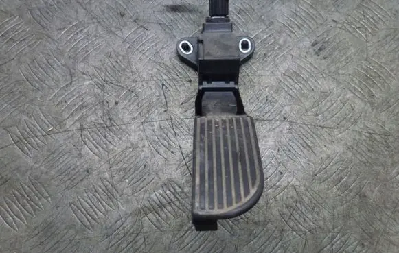 Accelerator throttle pedal