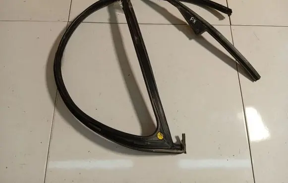 Volkswagen Golf V Rubber seal front coupe door 
