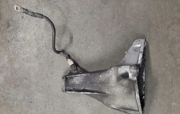 Volkswagen PASSAT B5.5 Engine mounting bracket 8D0199308AF