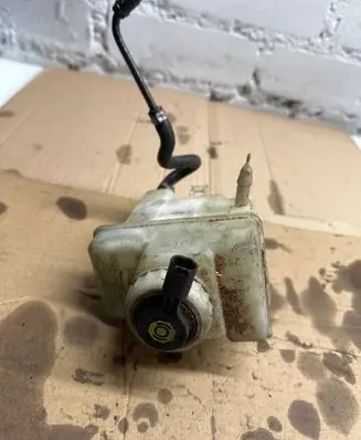 BMW 7 E65 E66 Brake fluid reservoir 32067150