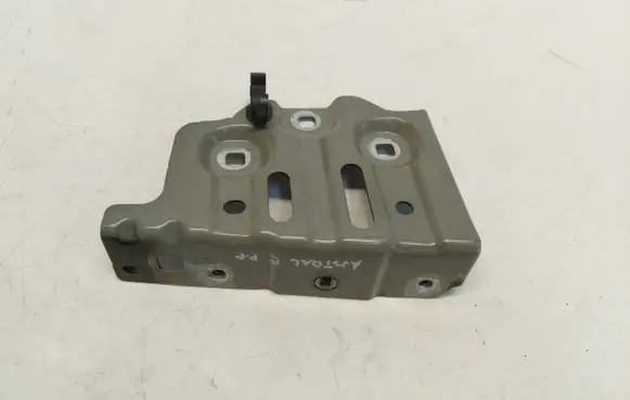 Renault Austral Fender mounting bracket 631220027R