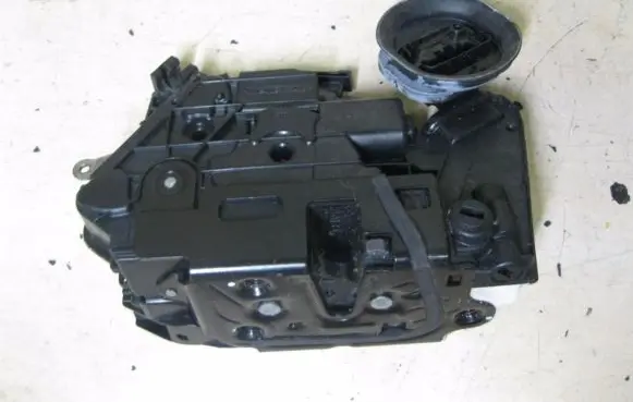 Volkswagen Golf VI Loading door lock 5K4839016H I2468