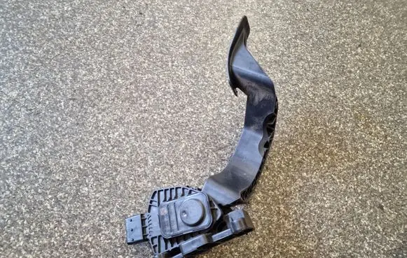 Chrysler 200 Accelerator throttle pedal