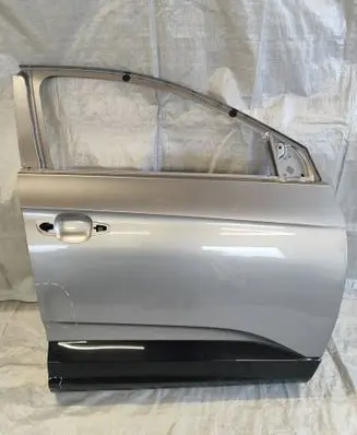 Peugeot 3008 II Front door 9812306280