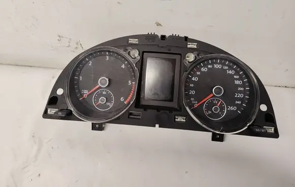 Volkswagen PASSAT B7 Speedometer (instrument cluster) 3AA920870D