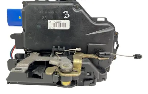 Volkswagen Golf V Rear door lock 7L0839015