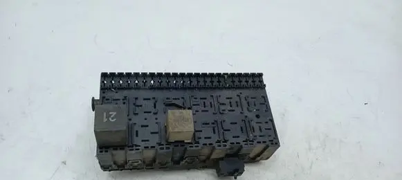 Volkswagen PASSAT B4 Fuse module 357937039