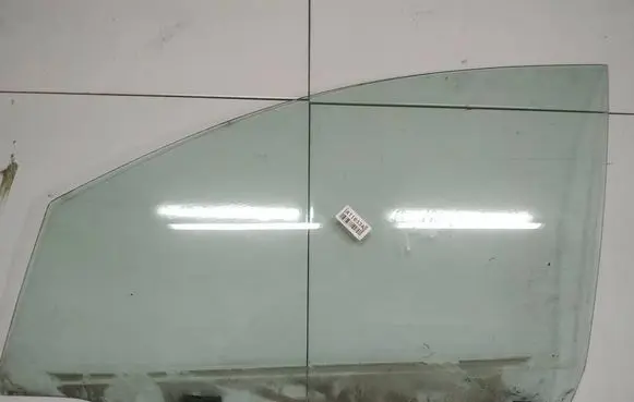 Toyota Avensis Verso Front door window glass four-door as2