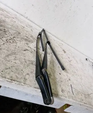 Volkswagen PASSAT B6 Front wiper blade arm