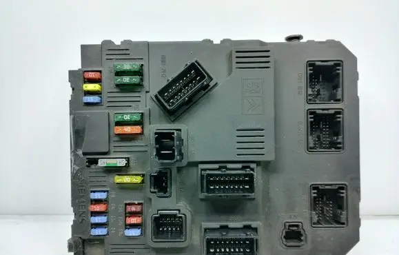 Citroen C2 Fuse module S118085300 9652474380 BSIF0100