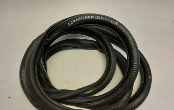 Opel Grandland X Front door rubber seal OPEGRAUSZ601720