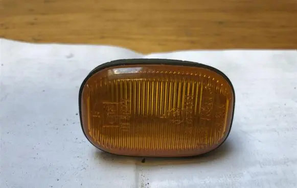 Front fender indicator light