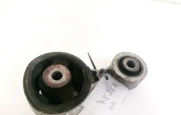 Honda CR-V Engine mount bracket