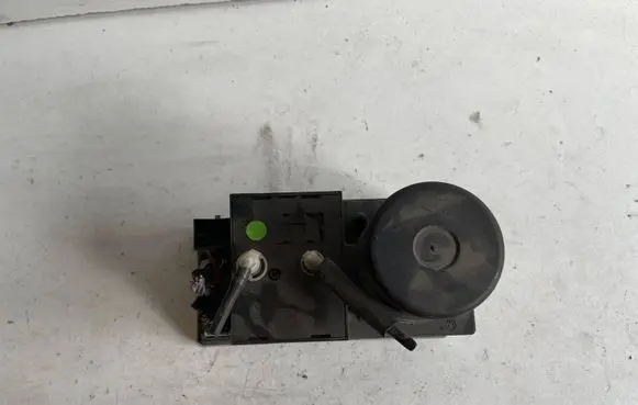 Audi A3 S3 8L Central locking vacuum pump 8L0862257