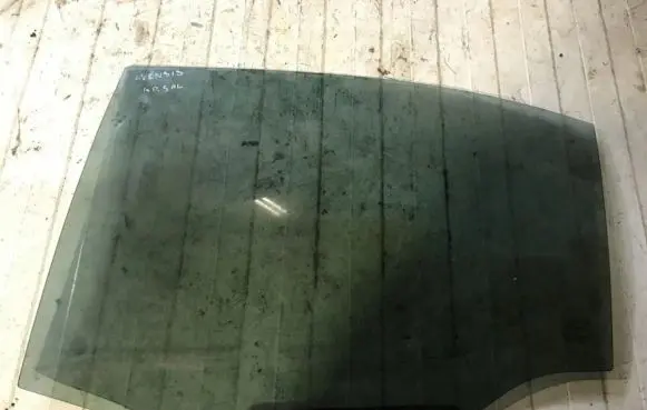 Toyota Avensis T220 Rear door window glass