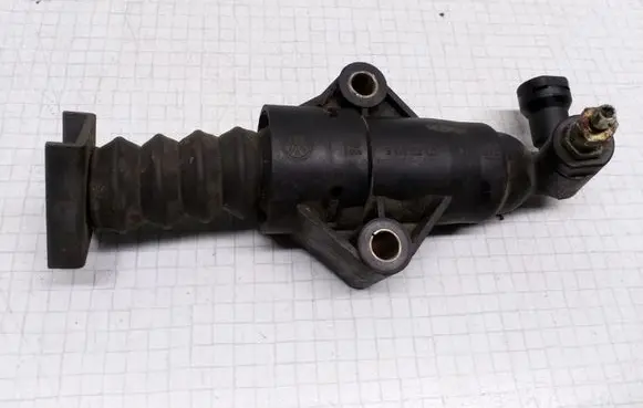 Volkswagen Golf IV Clutch master cylinder 1J0721261E