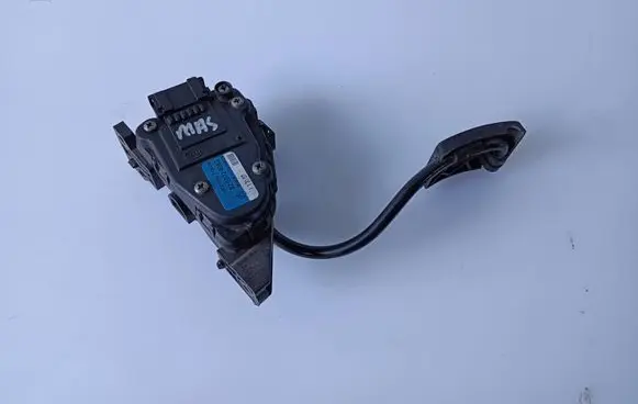 Accelerator throttle pedal