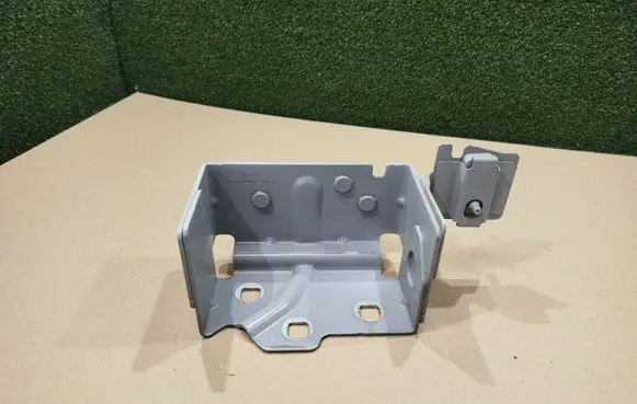Renault Trafic III (X82) Fender mounting bracket 663502593R 625600533R