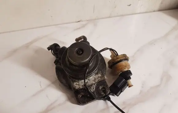Mitsubishi Pajero Sport I Fuel filter housing 