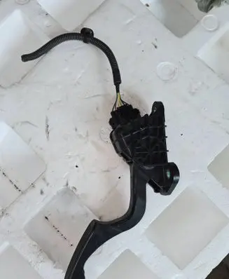 Toyota Prius (XW20) Accelerator throttle pedal 7812047050 1988003200 04H061116A1