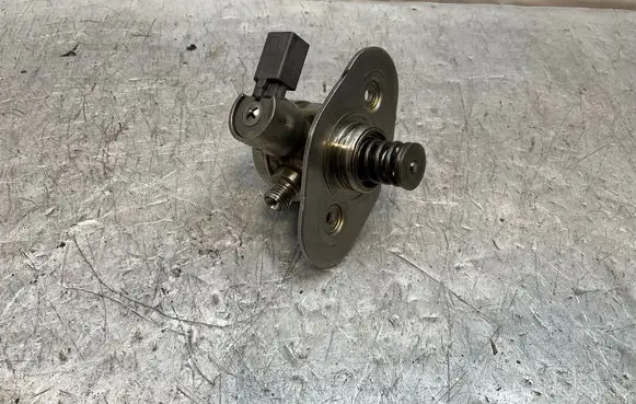 BMW 5 F10 F11 Fuel injection high pressure pump 7599865