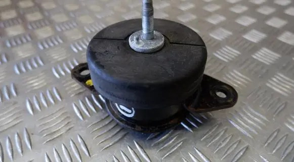 Nissan Leaf II (ZE1) Engine mount bracket