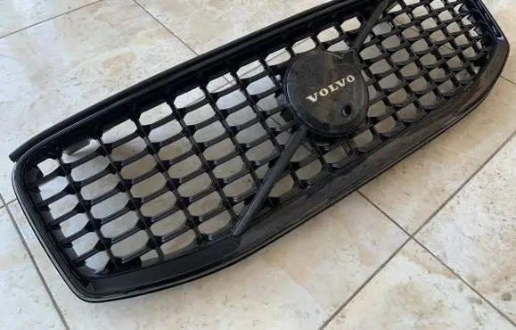 Volvo XC60 Front bumper upper radiator grill 32133812