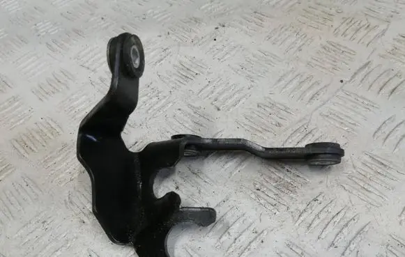 Engine mounting bracket